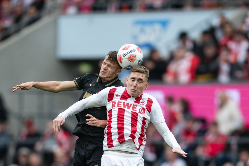 Kölns Isak Johannesson (r) und Augsburgs Robin Fellhauer kämpfen um den Ball.
