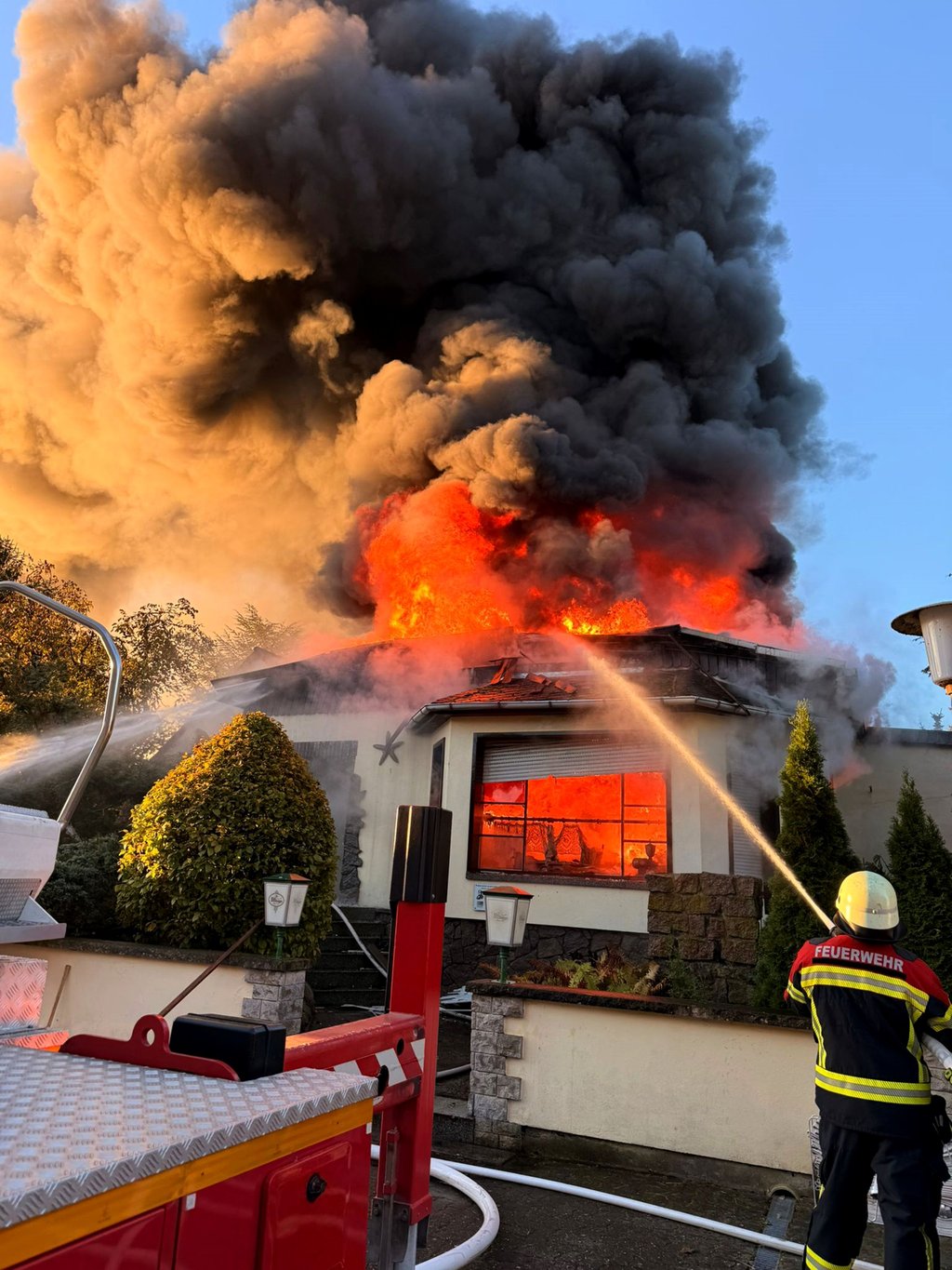 In Deetz (Einheitsgemeinde Zerbst) steht die ehemalige Eisdiele Seestern in Flammen. 80 Einsatzkräfte sind vor Ort.
