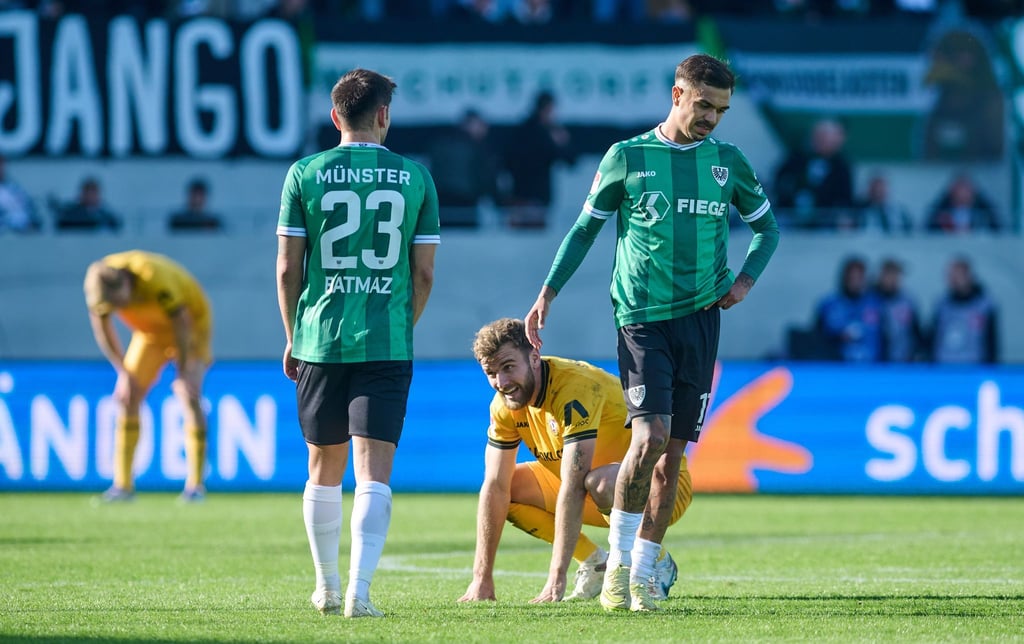 Die Spieler von Dynamo Dresden um Lars Bünning wirkten nach dem Schlusspfiff beim 2:2 gegen Preußen Münster enttäuscht.