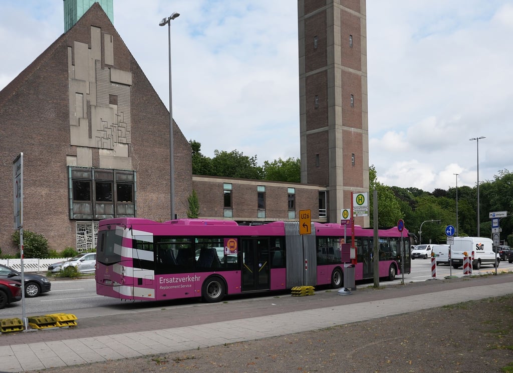 Ein Ersatzbus steht in Hamburg an einer Haltestelle des Ersatzverkehrs. (Archivbild)