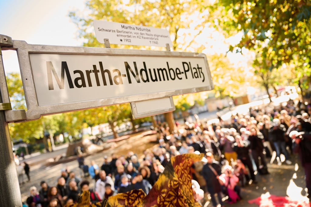 Bei einem Festakt ist das Straßenschild enthüllt worden - der Platz ist nun nach Martha Ndumbe benannt.