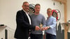Tim Teßmann (Mitte) nimmt den bronzenen Stern für den Handballsportverein Haldensleben HSV von Andreas Jung und Simone Baars aus der Volksbank entgegen. 