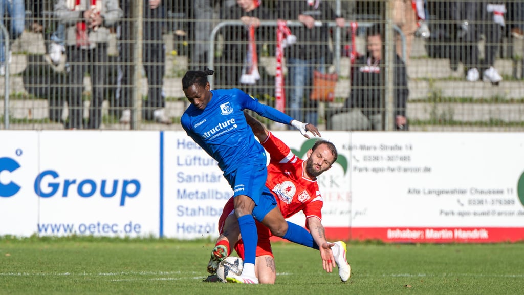 Fatlum Elezi (r.) und der Hallesche FC mussten gegen die VSG Altglienicke lange kämpfen. Am Ende blieb die Belohnung und ein Sieg aus.