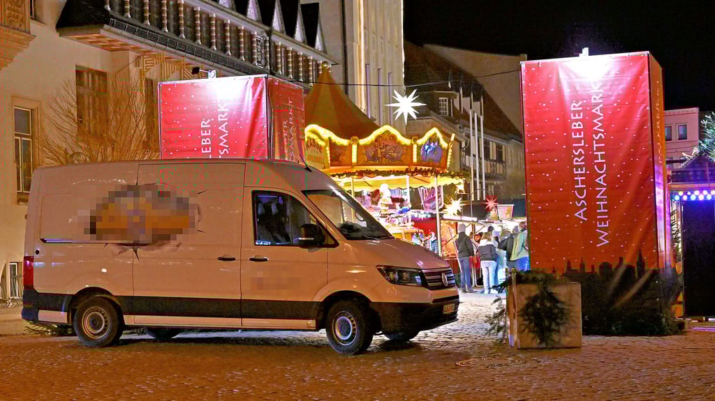 Kurzfristige Lösung nach dem Anschlag in Magdeburg im vergangenen Jahr: Fahrzeuge als Sperre. 2025 wird ein Überfahrschutz gemietet.