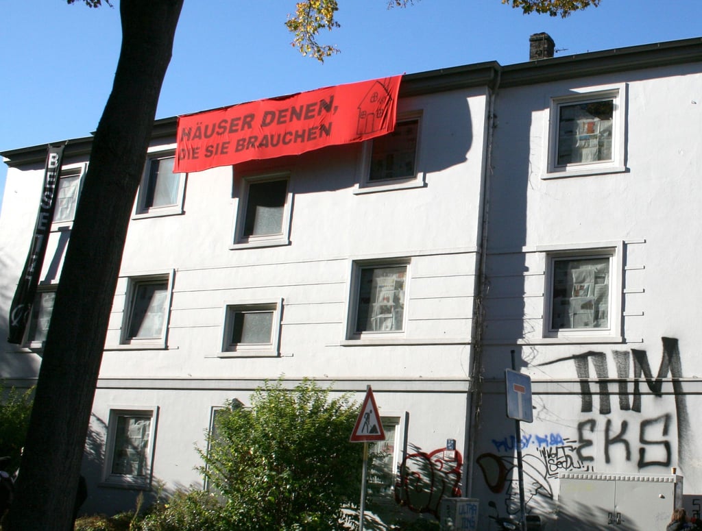 Mehr als 75 Personen haben ein leerstehendes Haus in Bremen besetzt.