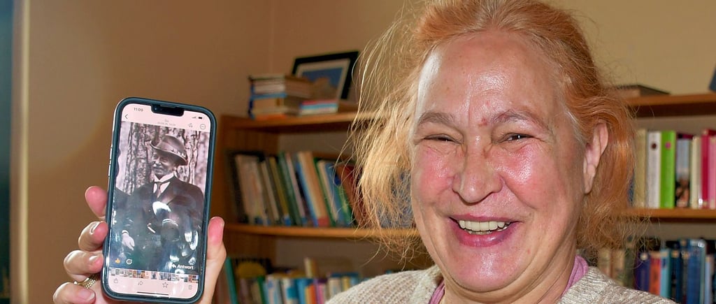 Heike Lindemann-Luiken hat ein Foto von Fritz Gentsch auf ihrem Handy.
