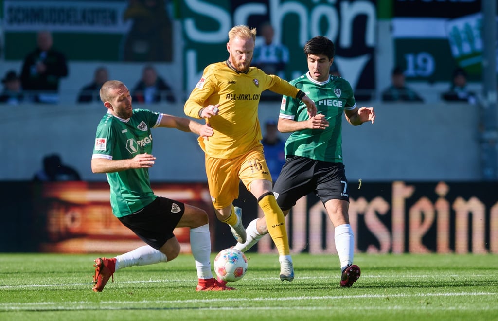 Preußen Münster (grün) und Dynamo Dresden (gelb) lieferten sich einen offenen Schlagabtausch.