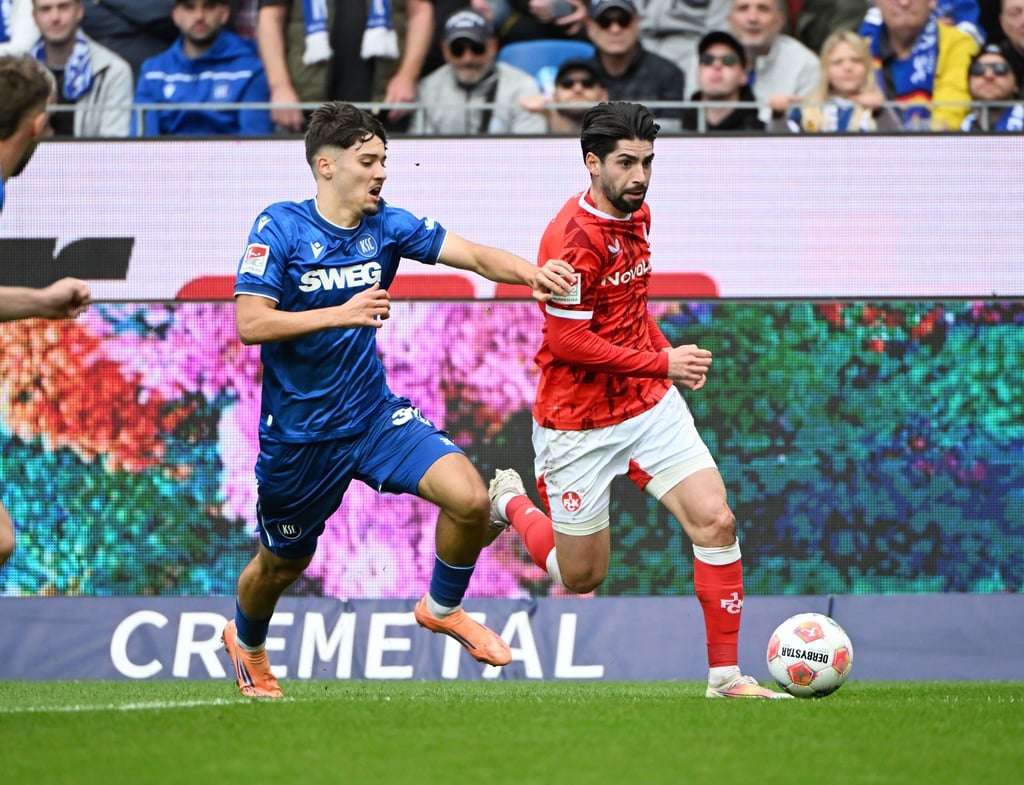 Der 1. FC Kaiserslautern um Semih Sahin (r) hat das Derby gegen den Karlsruher SC um Rafael Pinto Pedrosa (l) für sich entschieden.