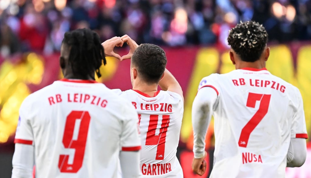 Christoph Baumgartner (RB Leipzig, M) jubelt nach seinem Treffer zum 1:0.