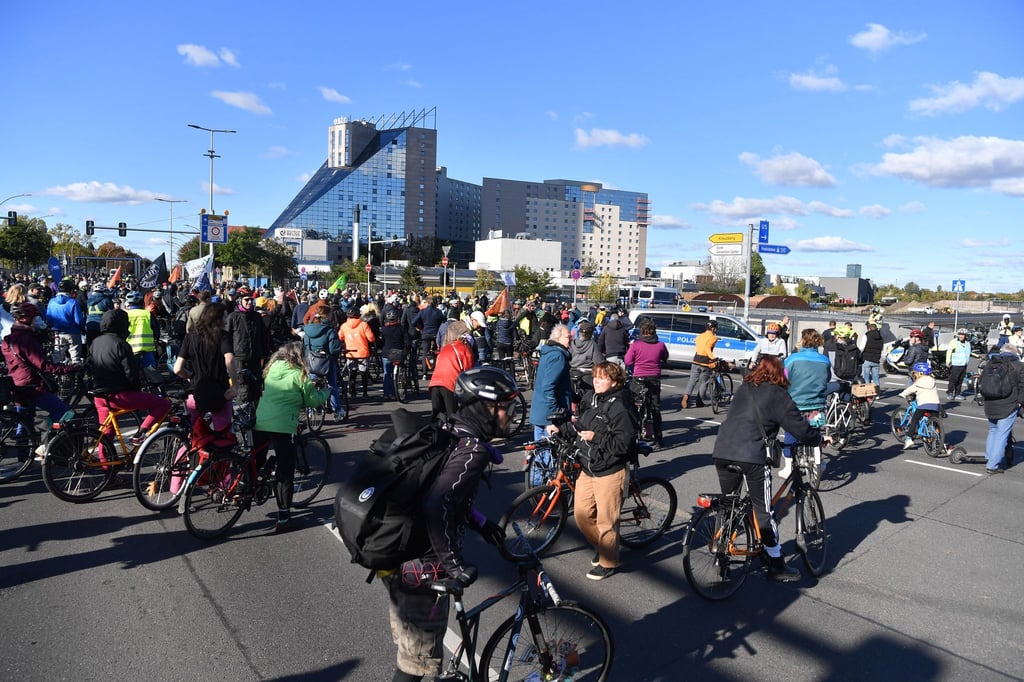 Mehrere hundert Menschen nahmen zu Fuß oder mit dem Rad an einer Demonstration gegen den Ausbau der Autobahn 100 teil.
