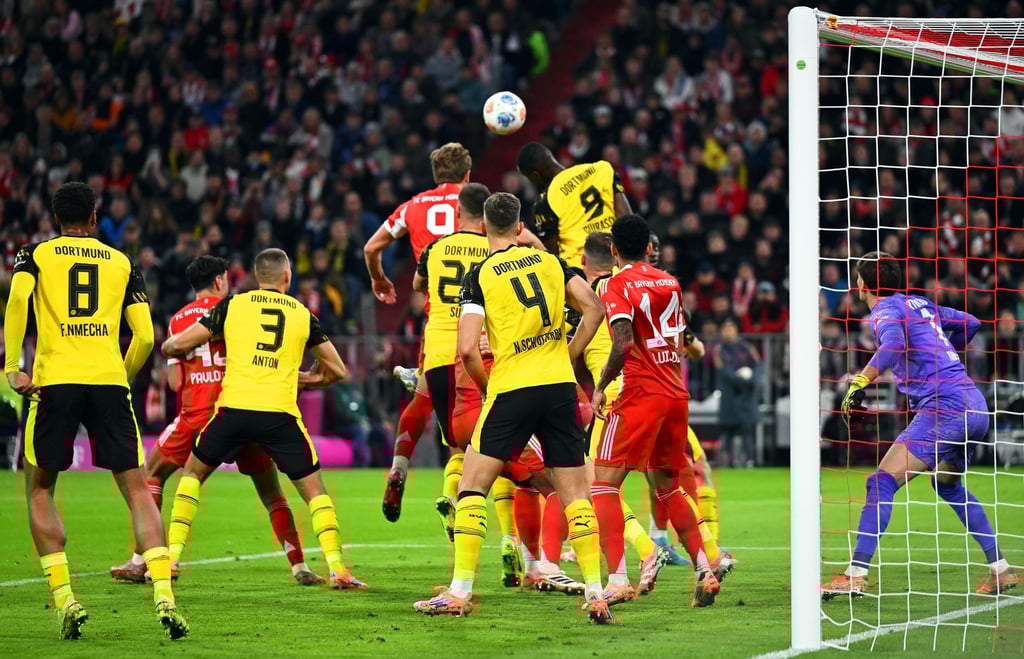Harry Kane (hinten, Mitte l) brachte den FC Bayern früh in Führung.