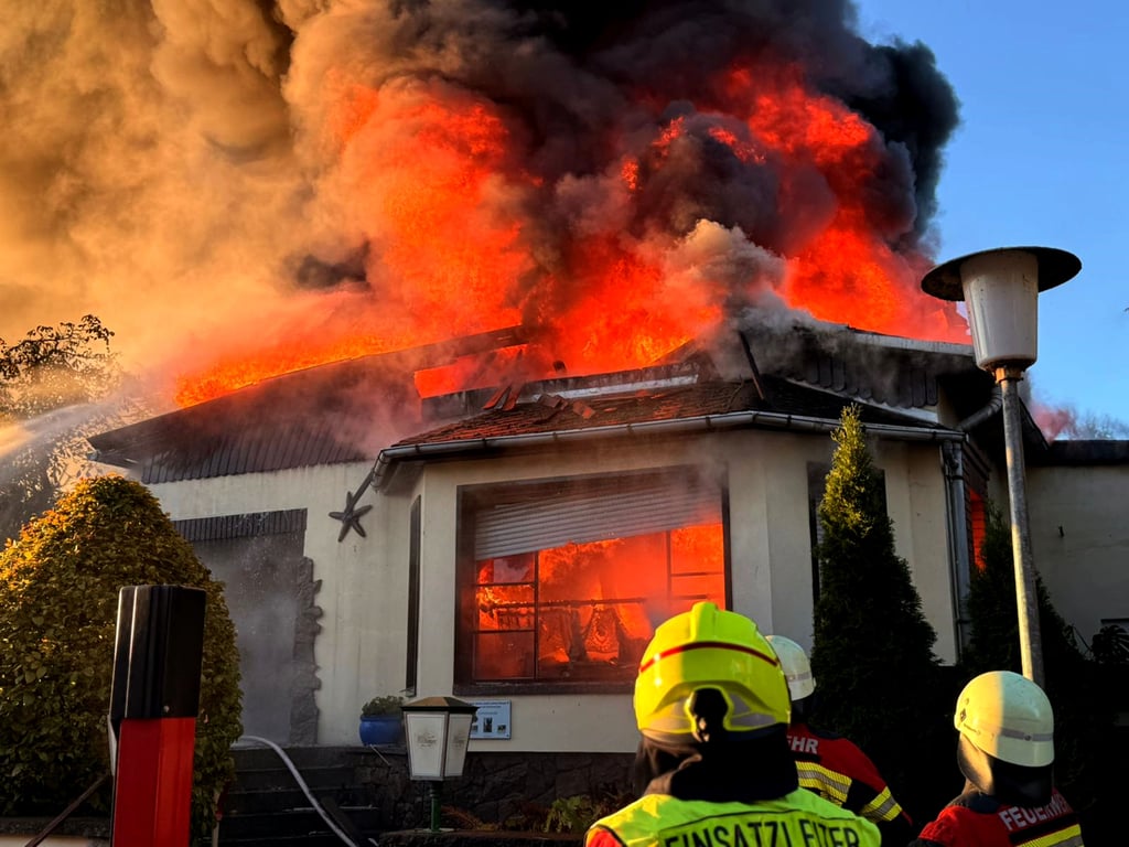 In Deetz (Einheitsgemeinde Zerbst) steht die ehemalige Eisdiele Seestern in Flammen.