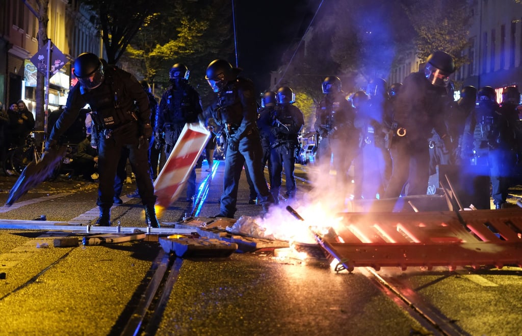 Gefährlicher Eingriff in den Verkehr, Landfriedensbruch – die Polizei ermittelt nach der Krawallnacht im Leipziger Osten.