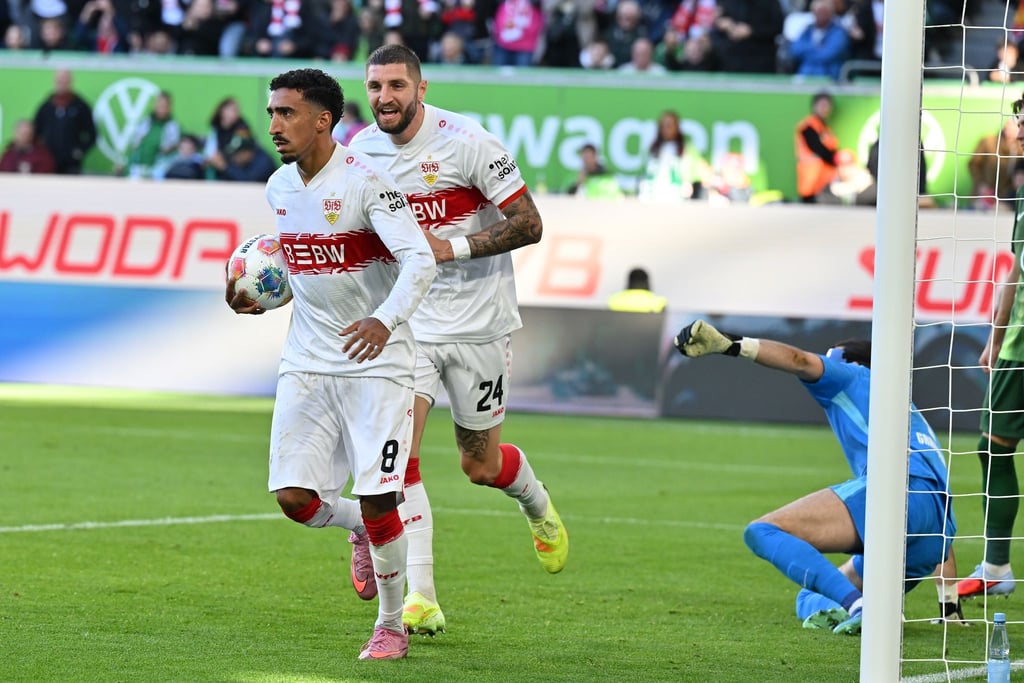 Kein Jubel nach dem Tor aus Respekt vor seinem Ex-Club: Stuttgarts Tiago Tomas (l) nach dem 1:0 gegen den VfL Wolfsburg