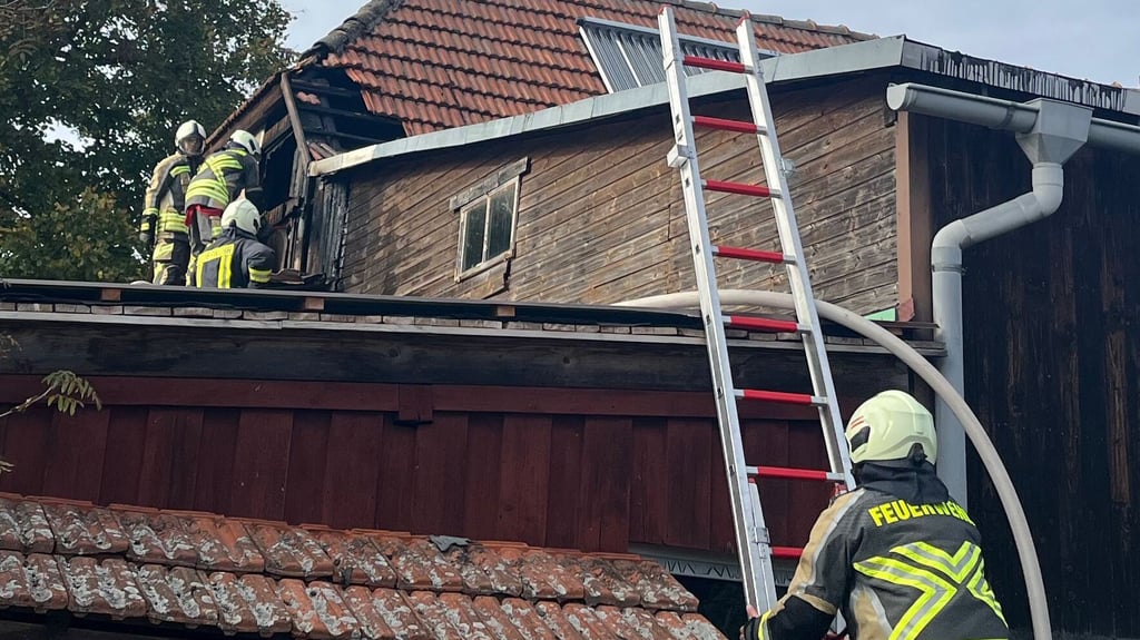 Feuerwehrleute bei dem Brand in Paßbruch im Einsatz. Die Scheune und das Wohnhaus konnten durch den schnellen Einsatz gerettet werden.