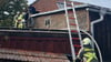 Feuerwehrleute bei dem Brand in Paßbruch im Einsatz. Die Scheune und das Wohnhaus konnten durch den schnellen Einsatz gerettet werden.