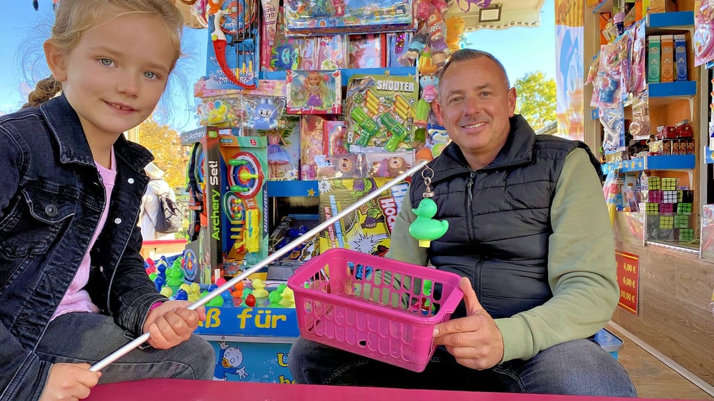 Herbstmarkt Staßfurt: das Abschluss-Wochenende, Zoe Scheit (6) mit Vater Stefan Köpke (42)