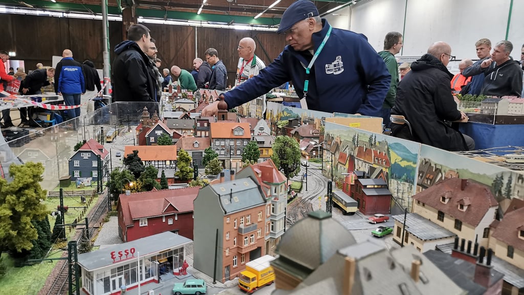 Sasha Odendahl rückt die Miniatur-Häuser entlang des komprimierten Streckenabschnitts deer Bergischen Museumsbahn zurecht.