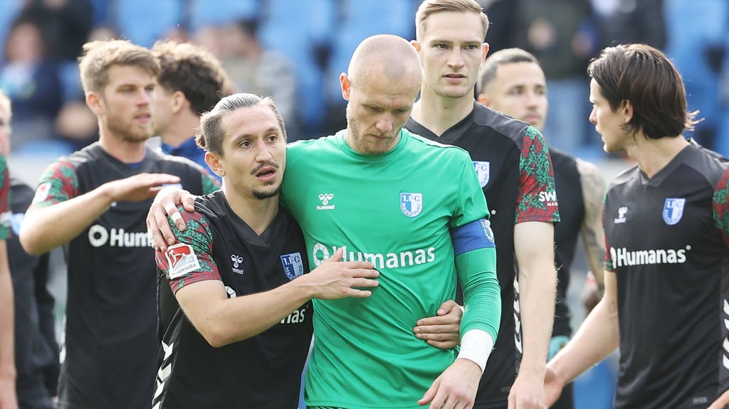 Die FCM-Stars Baris Atik und Dominik Reimann liegen sich nach dem Spiel gegen SV Darmstadt im Arm.