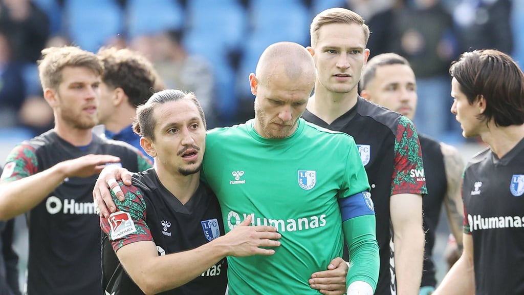 Die FCM-Stars Baris Atik und Dominik Reimann liegen sich nach dem Spiel gegen SV Darmstadt im Arm.
