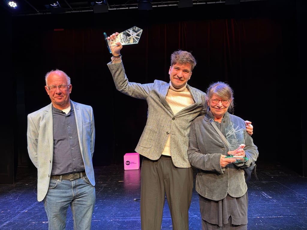 Fördervereinsvorsitzender Ulrich Nellesen (links) mit den Preisträgern der Stendaler Theaterpreise Paul Worms und Johanna Schall.