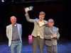 Fördervereinsvorsitzender Ulrich Nellesen (links) mit den Preisträgern der Stendaler Theaterpreise Paul Worms und Johanna Schall.