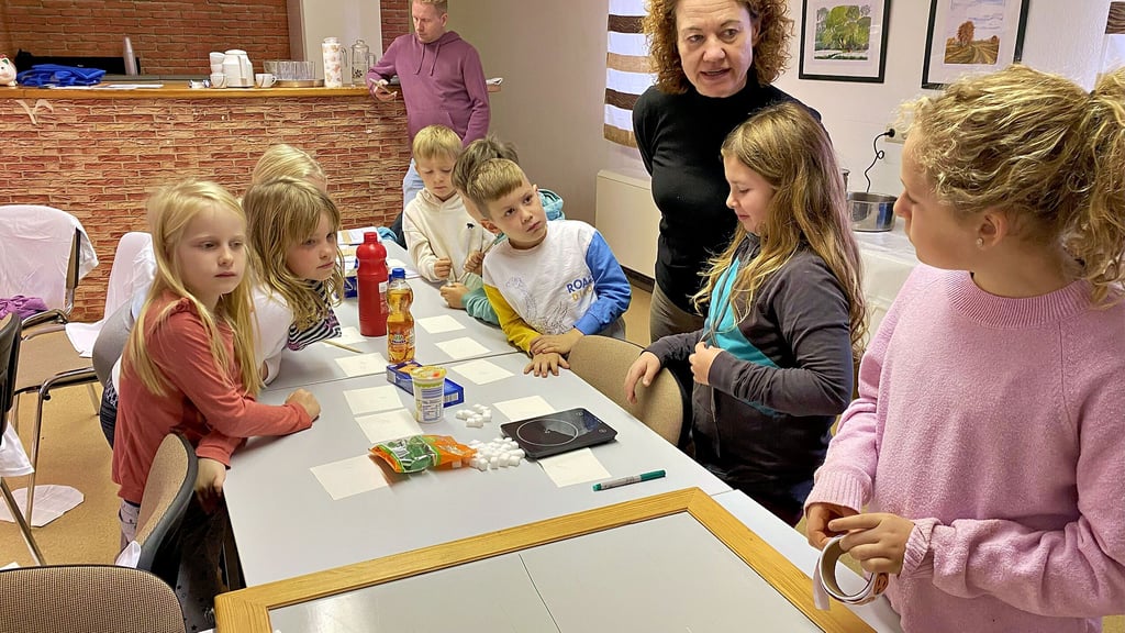 Referentin Annett Roßmann lässt die jungen Teilnehmer an dem Projekt beim Wir-Verein schätzen, wieviel Zucker in einzelnen Produkten steckt.