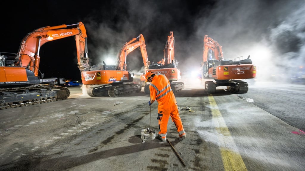 Bauarbeiten auf dem Flughafen finden oft nachts statt, wenn kein Flugbetrieb herrscht. Für solche Nachtschichten muss der Arbeitgeber einen Ausgleich gewähren.