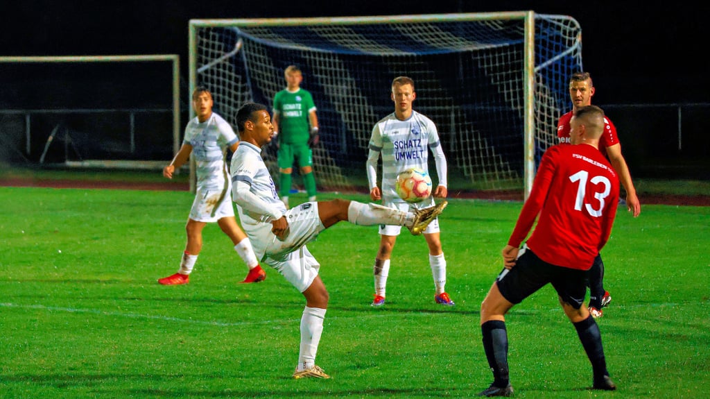 VfB-Akteur Kevin Schäffner (am Ball) steuerte zwei Treffer beim Sieg gegen den FSV Barleben bei.