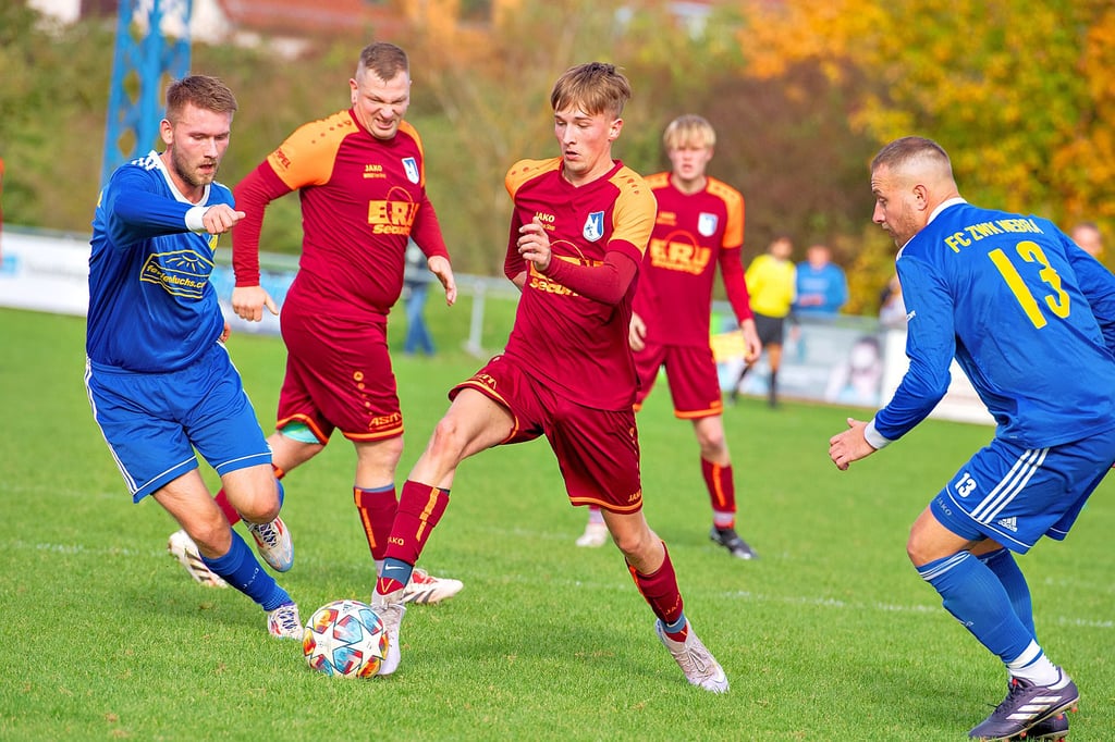 Nils Schmidt (l.), der den ersten Treffer der Nebraer erzielte, und Oliver Schulschefski (r.) versuchen, den Bad Kösener Tim Sommer (am Ball) zu stoppen. Das ZWK-Team setzt sich schließlich klar mit 4:1 durch.