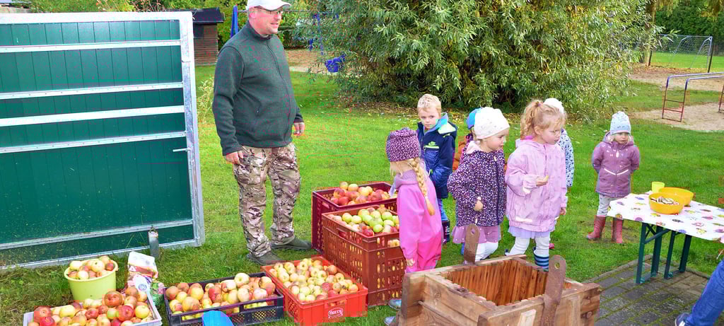 Die Kinder staunten nicht schlecht über die vielen Kisten voller Äpfel, die in Badingen im Kreis Stendal alle zu Saft verarbeitet wurden.