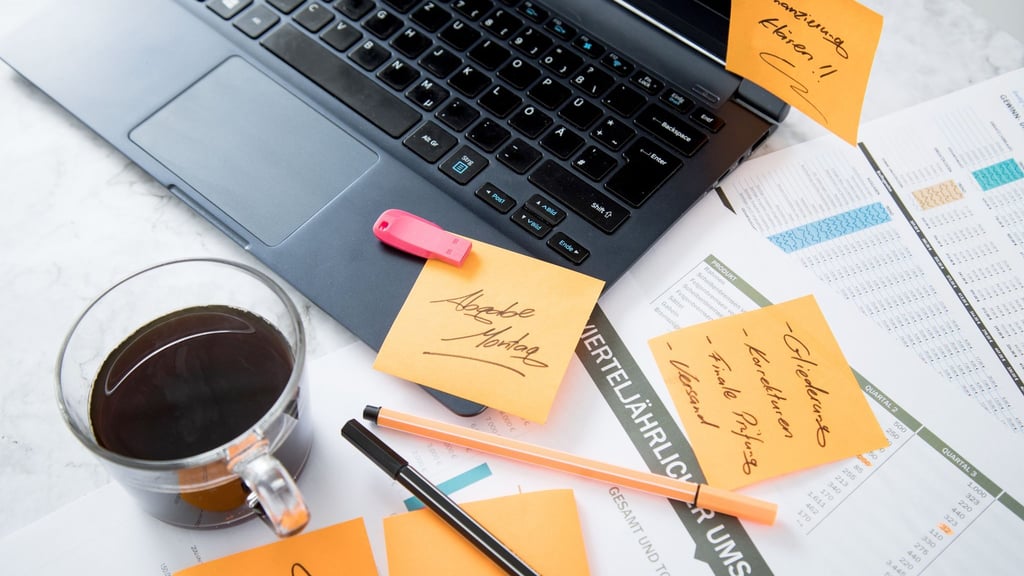 Handschriftliche Notizen und To-do-Listen unterstützen die Konzentration – ohne digitale Ablenkungen.