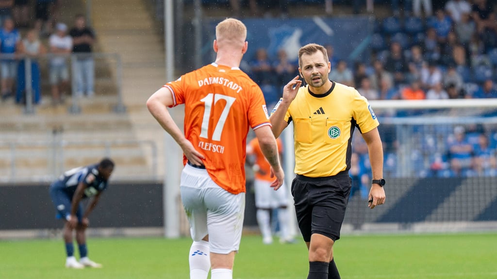 Referee Marc-Philipp Eckermann (rechts) hat mit dem SV Darmstadt 98 bereits Bekanntschaft in einem Freundschaftsspiel gemacht.