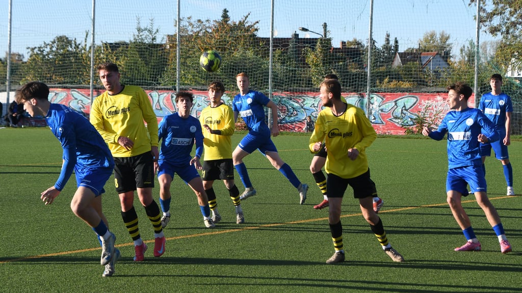 Wieder Gefahr: Joshua Steinbach (l.) und die Fortunen erarbeiteten sich vor allem in der letzten halben Stunde viele Möglichkeiten - und nutzten drei davon.