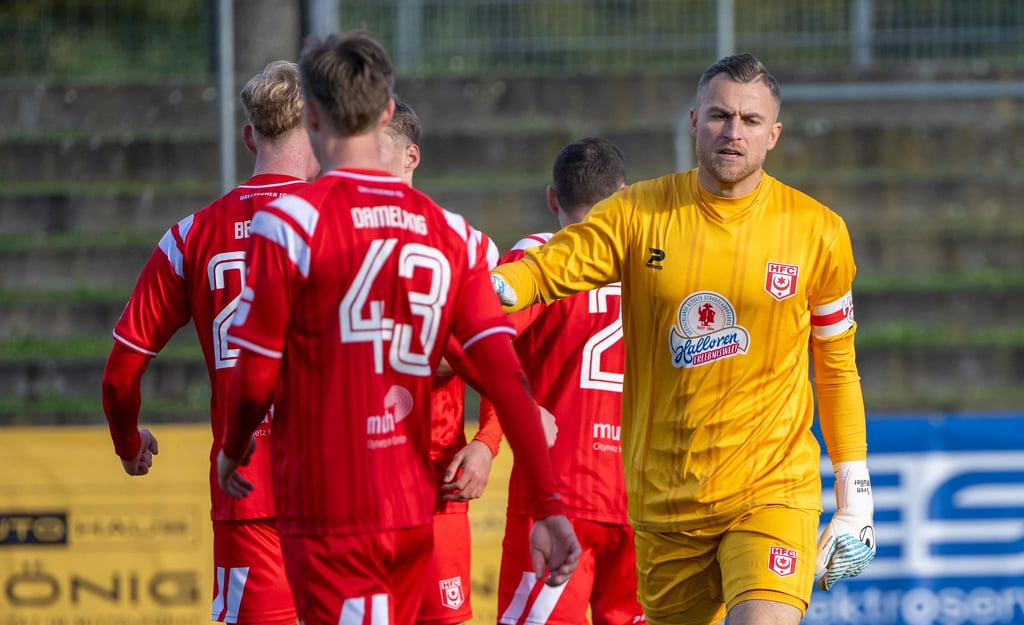 HFC-Torwart Sven Müller (r.) war nach dem späten Ausgleichstreffer gegen die VSG Altglienicke angefressen.