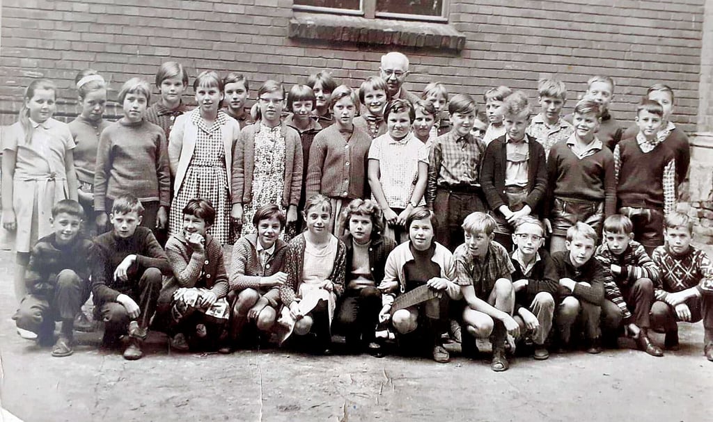 Die Barbyer Schulkasse mit Lehrer Kurt Wölbing Mitte der 1960er Jahre. Man beachte die Anzahl der Schüler und den alten Lehrer. Damals lief die Friedrich-Engels-Oberschule dreizügig. Man kann also von über hundert Schülern pro Jahrgang ausgehen.