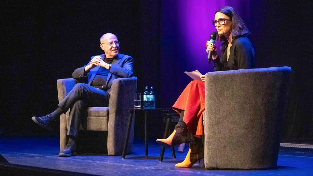 Aufnahmen für Podcast: Politstar Gregor Gysi (Linke) hat vor Dessau-Roßlauer Publikum am Samstagabend aus dem Nähkästchen geplaudert.