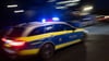 Eine Gruppe von Menschen hat in Halle einen Mann attackiert. (Symbolfoto)