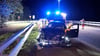 Rettungskräfte sind an der Unfallstelle im Einsatz.