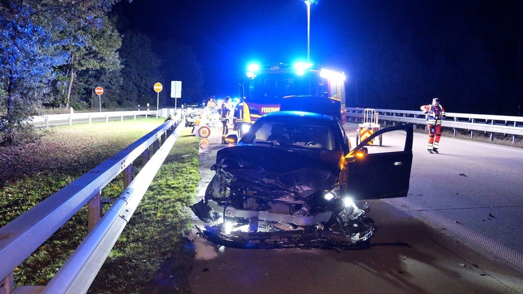 Rettungskräfte sind an der Unfallstelle im Einsatz.