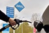 An der Aral-Tankstelle in Stendal sind die hohen Preise im Osten anscheinend nicht zu spüren. 