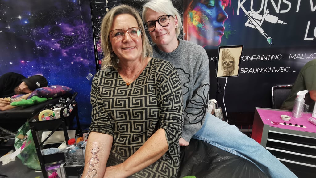 Verbunden durch Farbe und Freundschaft: Die Friseurinnen Cornelia Marquardt und Sabrina Kischke wagten gemeinsam den Stich – auf der Tattoo-Convention in Magdeburg ließen sich die Friseurinnen ihr ganz persönliches Erinnerungstattoo stechen.