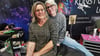 Verbunden durch Farbe und Freundschaft: Die Friseurinnen Cornelia Marquardt und Sabrina Kischke wagten gemeinsam den Stich – auf der Tattoo-Convention in Magdeburg ließen sich die Friseurinnen ihr ganz persönliches Erinnerungstattoo stechen.