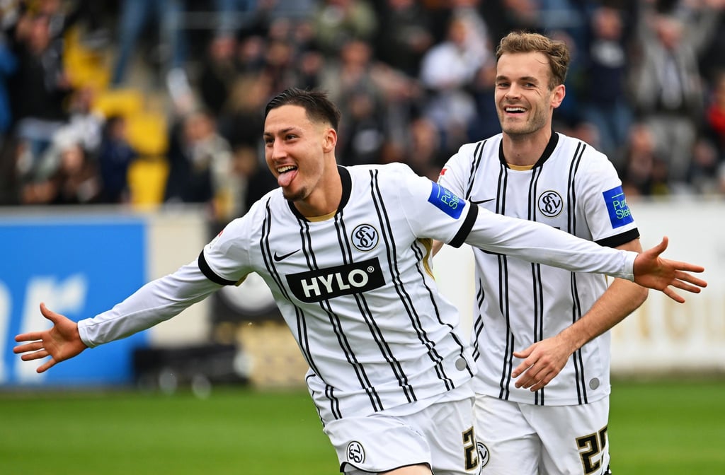 Younes Ebnoutalib (vorn): Hattrick gegen Fürth.