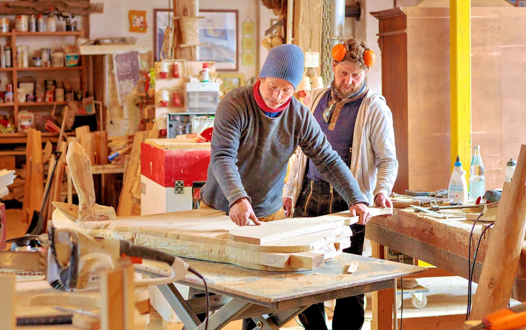 André Hamman und Peter Wuttke fertigen Figuren für den neuen Sagenweg in der Werkstatt in Lobas an.