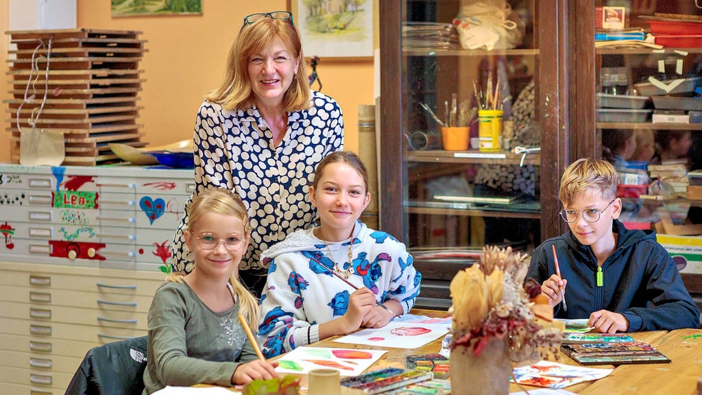 Ferienkurs in der Volkshochschule: Nora, Ava und Tom probieren sich unter Anleitung von Regina Riemschneider aus.