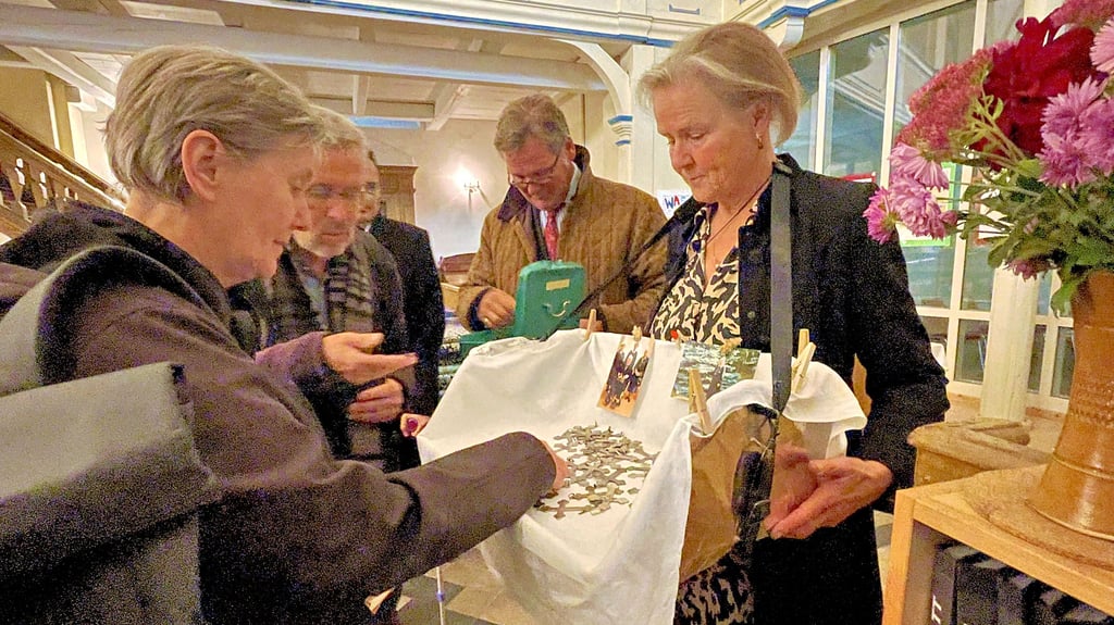 Nach dem Dankgottesdienst wurden durch Friederike von Katte Kreuze, wie sie die Diakonissen als Halsketten trugen, gegen eine Spende zum Erwerb angeboten. Der Erlös kommt der Genthiner Tafel zugute und wird im Sinne der Diakonissen verwendet.