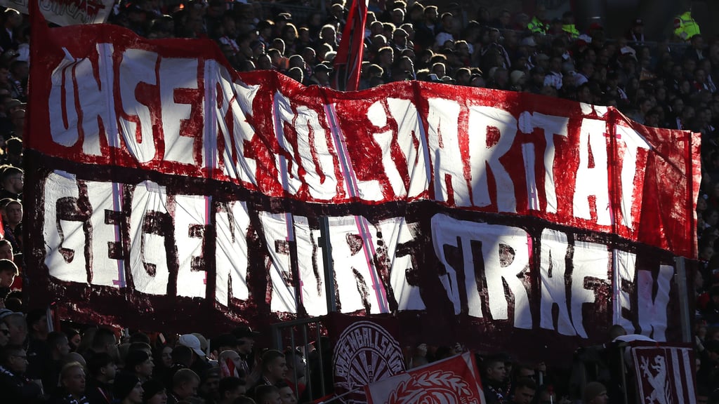 In Bremen zündelten RB-Fans und fürchten nun Geldstrafen.