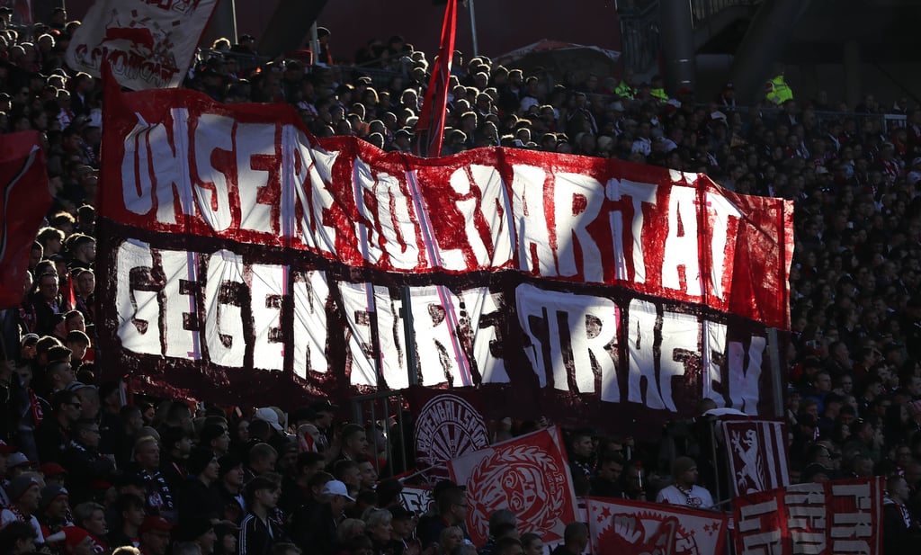 In Bremen zündelten RB-Fans und fürchten nun Geldstrafen.