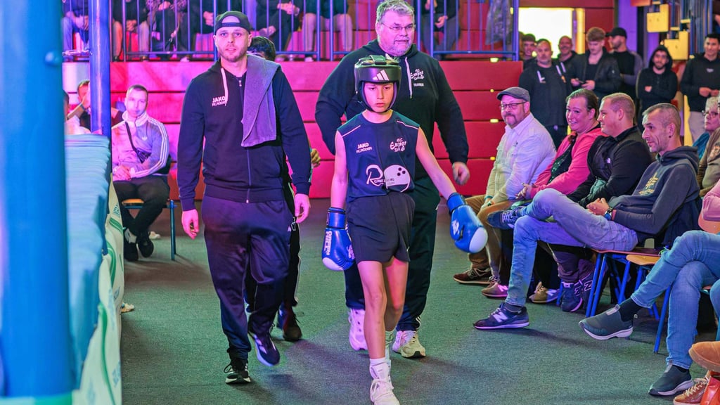 Am Samstag fand die erste Zeitzer Boxnacht in der Turnhalle der Berufsschule statt. Hugo Gluth mit seinen Trainern auf dem Weg zum ersten Kampf.